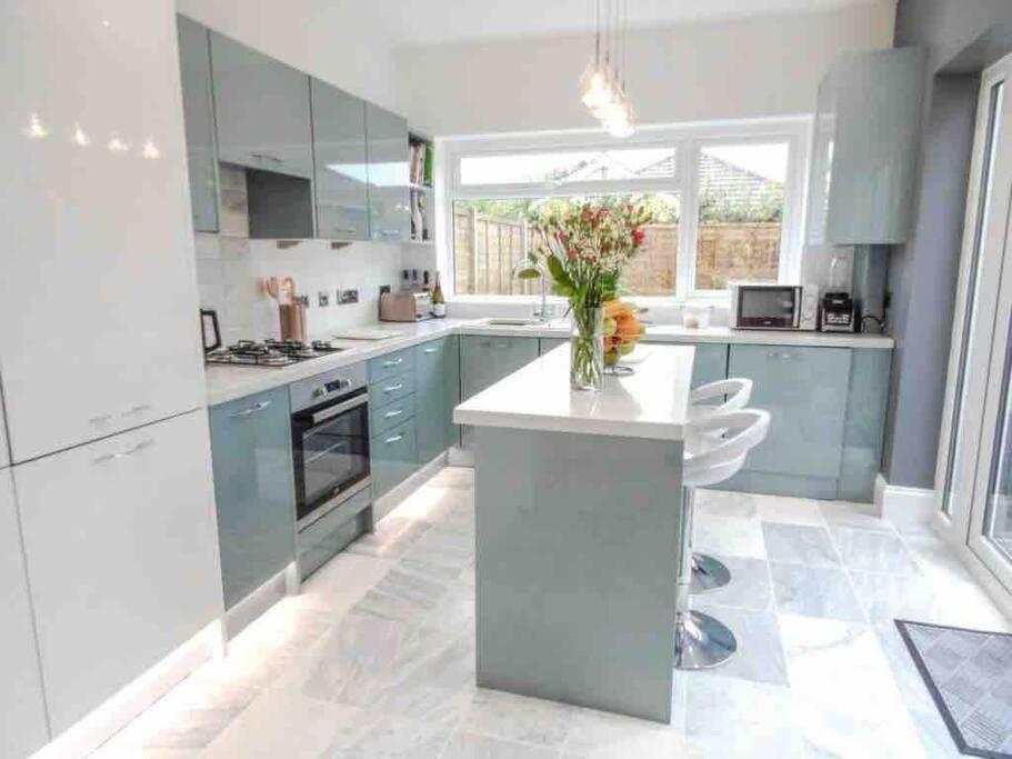 Spacious 4 Bed Rooms, Parking, Garden And Near Parks, Beaches And University Bornemouth Extérieur photo