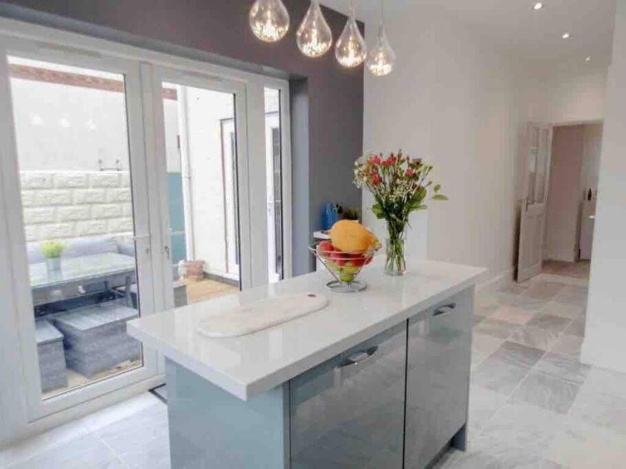 Spacious 4 Bed Rooms, Parking, Garden And Near Parks, Beaches And University Bornemouth Extérieur photo