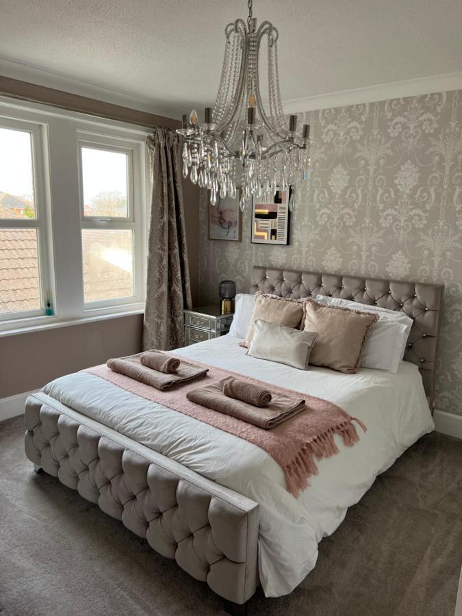 Spacious 4 Bed Rooms, Parking, Garden And Near Parks, Beaches And University Bornemouth Extérieur photo